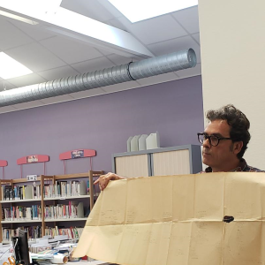 photo auteur 1 - M. Lechermeier dans l'échange avec les élèves du collège de Roquebleue au CDI